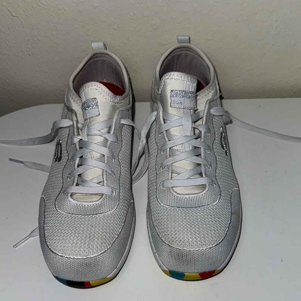 Skechers White and Red Sneakers Modern Sporty Design Composite toe